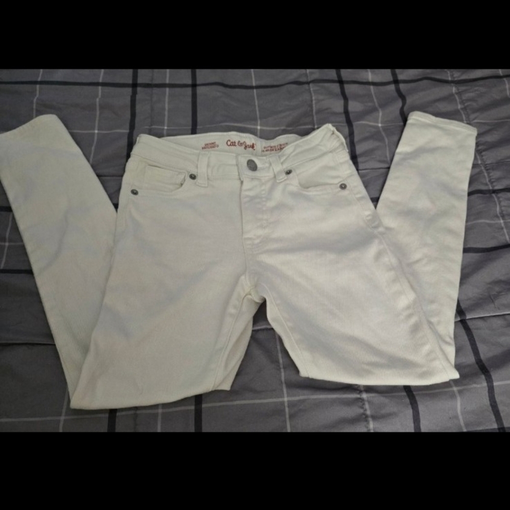 Cat & Jack Girl's size 7 white stretchy jeans! With adjustable waist bands!